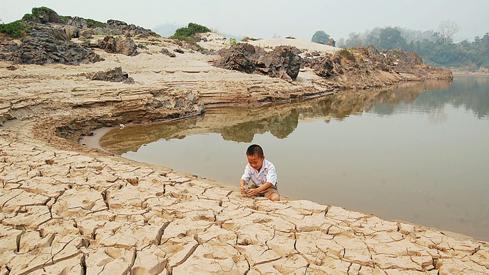 Vertrocknete Uferabschnitte am Mekong | Bildquelle: dpa/epa/Chaichan Chaimun Vertrocknete Uferabschnitte am Mekong