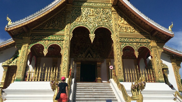 Gold verzierter Tempel in Laos | Bildquelle: AP/Mark Baker Gold verzierter Tempel in Laos