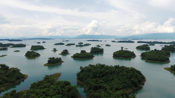 Zahlreiche bewaldete Inselchen im Mekong-Flusslauf