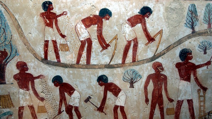 Altägyptisches Relief mit arbeitenden Menschen auf dem Feld