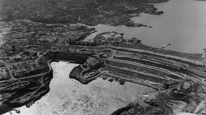 Luftaufnahme vom Bau des neuen Assuanstaudamms (1967)