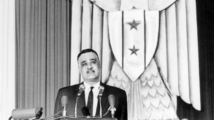 Gamal Abdel Nasser an einem Rednerpult
