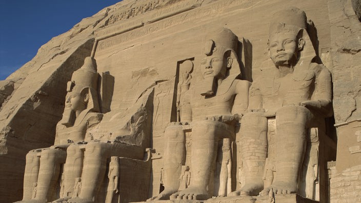 Sitzbilder am Eingang zum Großen Tempel von Ramses II.