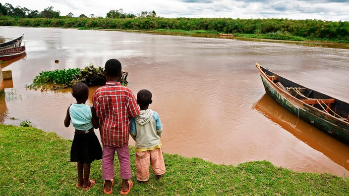 Kinder am Ufer des Kagera River