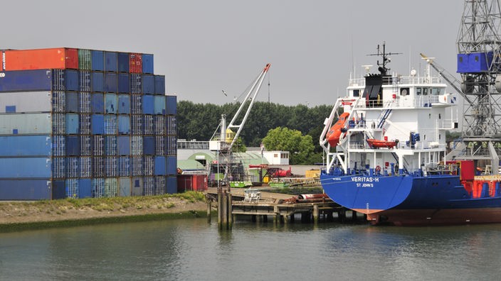 Der Rotterdamer Hafen am Rhein ist der größte Seehafen Europas