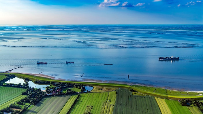 Uferbereich und Schiffsverkehr auf der Nordsee und in der Elbmündung | Bildquelle: picture alliance / ZB/euroluftbild.de Uferbereich und Schiffsverkehr auf der Nordsee und in der Elbmündung