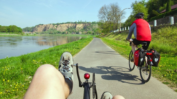 Radfahrer auf dem Elberadweg | Bildquelle: dpa/Patrick Pleul Radfahrer auf dem Elberadweg