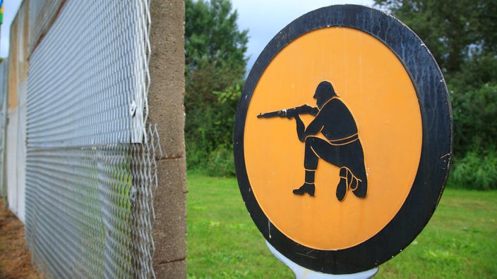 Auf den Resten eines DDR-Grenzzaunes ist ein Schild montiert