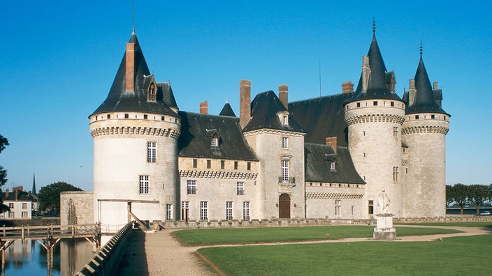 Gesamtansicht des Schlosses Sully an der Loire