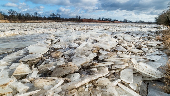 Blick über einen Eisstau vom deutschen Ufer der Oder in Küstrin-Kietz (Brandenburg)