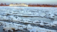 Eisschollen und Schiff auf der Oder.