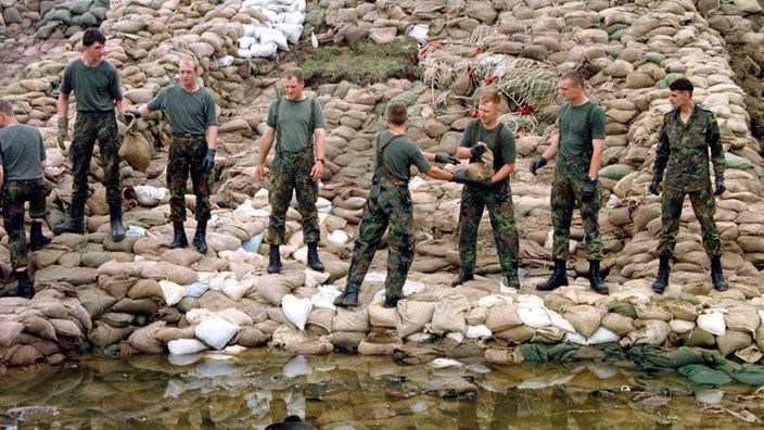 Bundeswehrsoldaten mit Sandsäcken | Bildquelle: dpa Bundeswehrsoldaten mit Sandsäcken