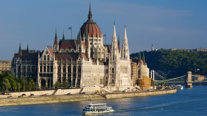 Das ungarische Parlamentsgebäude am Ufer der Donau.