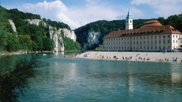 Blick von oben auf die Donau bei Kelheim, deren Lauf von hohen Felswänden begrenzt wird.