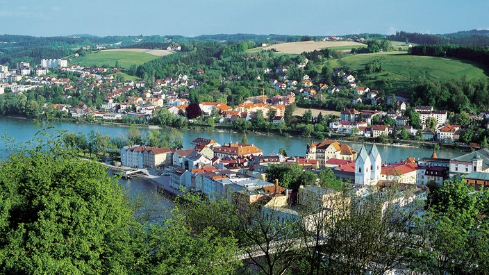 Die Altstadt von Passau auf einer Insel, umgeben von zwei Flussarmen.