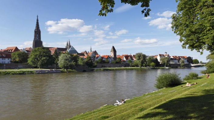 Blick über die Donau auf das Ulmer Münster.