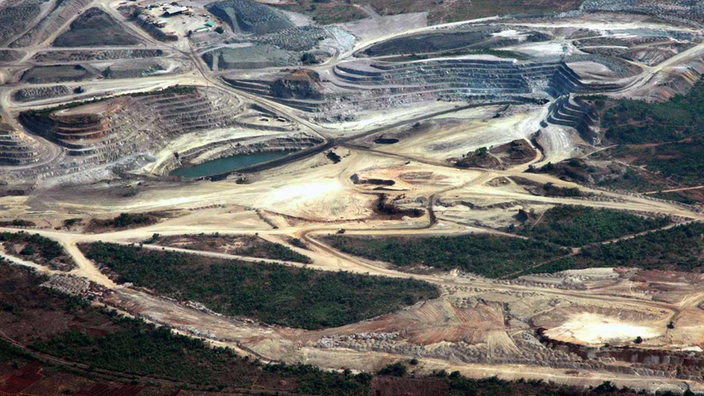 Luftbild einer riesigen Mine.