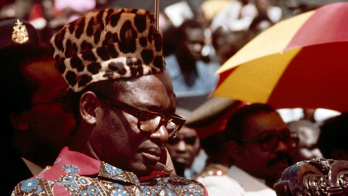 Mobutu mit Mütze aus Leopardenfell