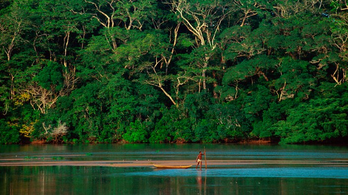 Ein Ureinwohner mit Einbaum am Kongo