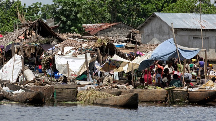 Boote an einem Handelsplatz am Kongo
