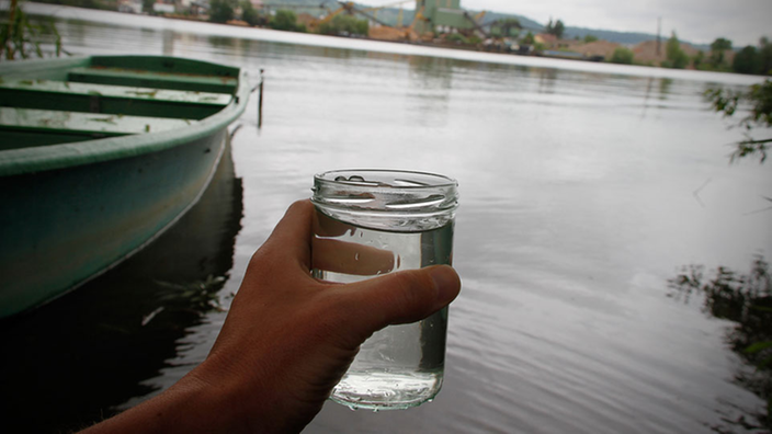 Ein Glas Wasser aus einem Baggersee