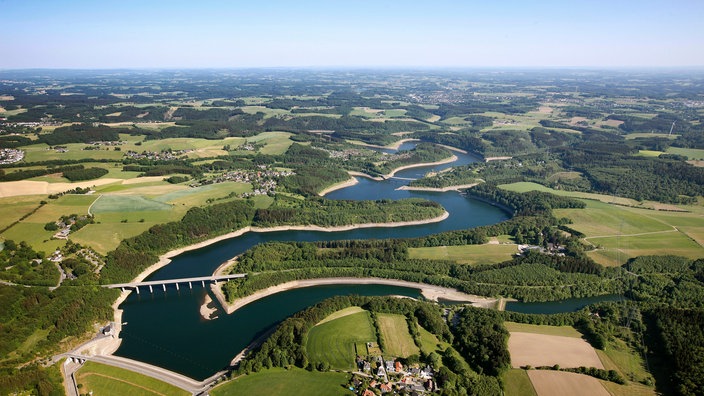 Luftaufnahme der Wuppertalsperre | Bildquelle: imageBROKER / Hans Blossey Luftaufnahme der Wuppertalsperre