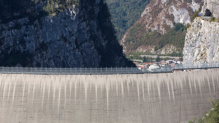 Nahaufnahme der Staumauer der Vajont-Talsperre | Bildquelle: Keystone Schweiz/laif Nahaufnahme der Staumauer der Vajont-Talsperre