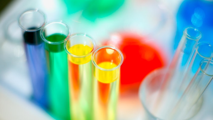 Vier Reagenzgläser, die mit blauer, grüner und gelber Flüssigkeit gefüllt sind. | Bildquelle: WDR / creativ collection Vier Reagenzgläser, die mit blauer, grüner und gelber Flüssigkeit gefüllt sind.