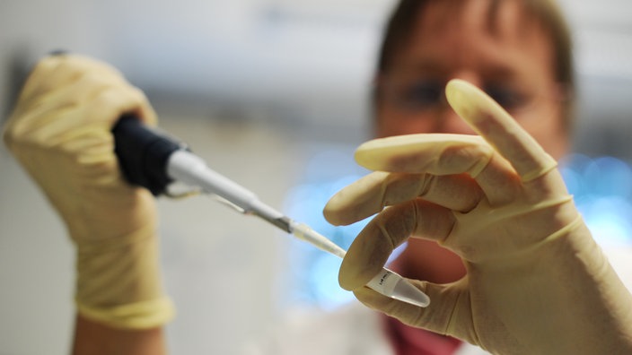 Das Bild zeigt einen Labormitarbeiter beim Pipettieren von DNA-Lösung. | Bildquelle: wdr Das Bild zeigt einen Labormitarbeiter beim Pipettieren von DNA-Lösung.