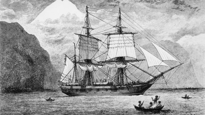 Die schwarzweiße Zeichnung zeigt ein Segelschiff auf dem Meer, im Vordergrund sind drei Ruderboote mit Menschen darin zu erkennen.