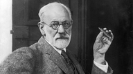 Sigmund Freud mit Zigarre auf Korbsessel