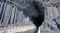 Der Eingang zur Fingalshöhle im schottischen Staffa ist von Basaltsäulen gesäumt