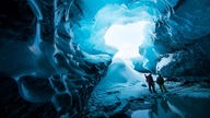 Die Wände der Eishöhlen im Vatnajökull Gletscher schimmer in zahlreichen Blautönen.