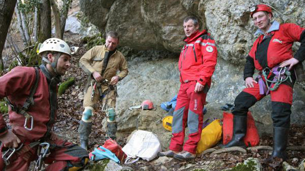 Ein Rettungsteam in voller Ausrüstung bereitet sich auf die Arbeit in ein einem Höhlenlabyrinth bei Deservillers im Osten Frankreichs vor.