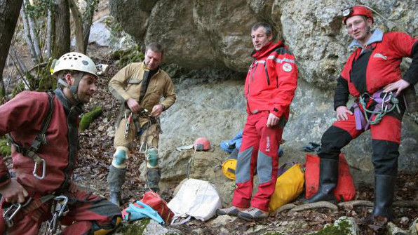 Ein Rettungsteam in voller Ausrüstung bereitet sich auf die Arbeit in ein einem Höhlenlabyrinth bei Deservillers im Osten Frankreichs vor. | Bildquelle: picture-alliance/dpa Ein Rettungsteam in voller Ausrüstung bereitet sich auf die Arbeit in ein einem Höhlenlabyrinth bei Deservillers im Osten Frankreichs vor.
