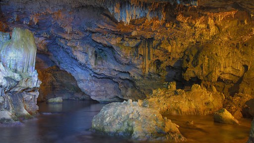 Blick in eine Grotte auf Sardinien