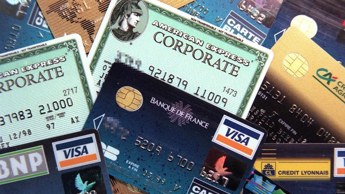  Verschiedene Kreditkarten liegen auf einem grossen Haufen.