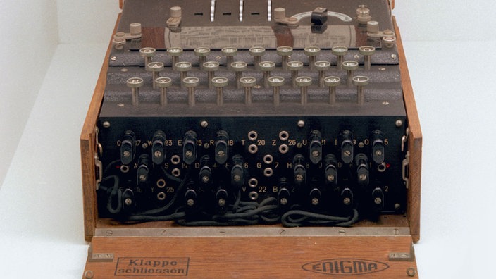 Bild der Chiffriermaschine 'Enigma'. | Bildquelle: akg-images Bild der Chiffriermaschine 'Enigma'.