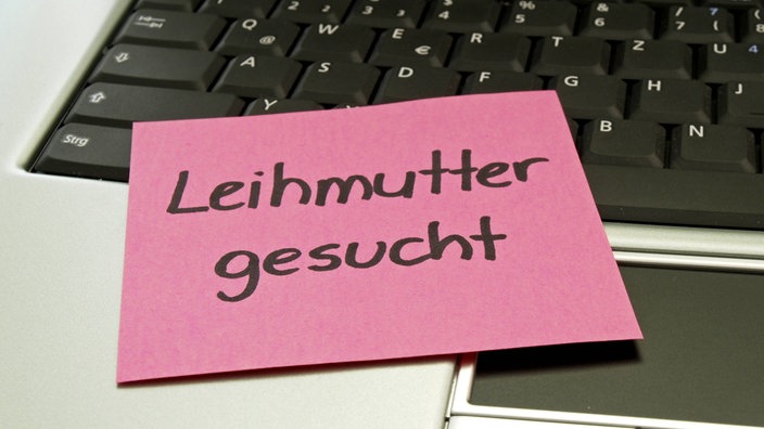Post-it auf Computertastatur mit der Aufschrift "Leihmutter gesucht" | Bildquelle: WDR/Imago/europapix Post-it auf Computertastatur mit der Aufschrift "Leihmutter gesucht"