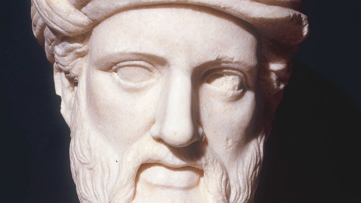 Fotografie einer antiken Marmorbüste von Pythagoras. | Bildquelle: akg-images/Pirozzi Fotografie einer antiken Marmorbüste von Pythagoras.
