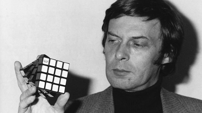 Fotografie von Ernö Rubik mit seinem Zauberwürfel