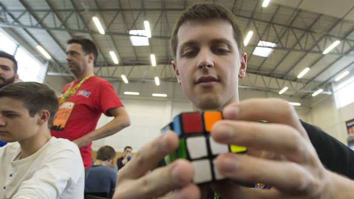 Der Weltrekordhalter im Speedcubing Feliks Zemdegs löst einen Zauberwürfel | Bildquelle: imago/CTK Photo/ Der Weltrekordhalter im Speedcubing Feliks Zemdegs löst einen Zauberwürfel