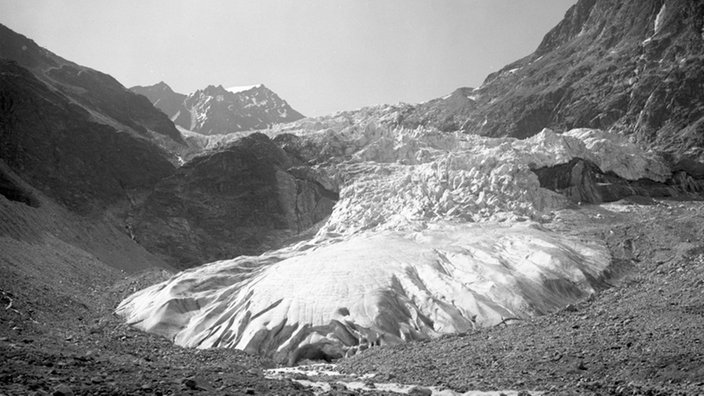 Schwarzweißbild des Mittelbergferner in den Ötztaler Alpen. | Bildquelle: SWR Schwarzweißbild des Mittelbergferner in den Ötztaler Alpen.