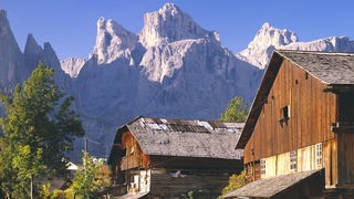 Zwei alte Bergbauernhöfe in den Dolomiten