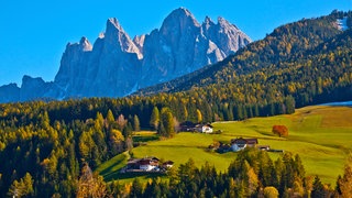 Bauernhöfe in den Dolomiten.