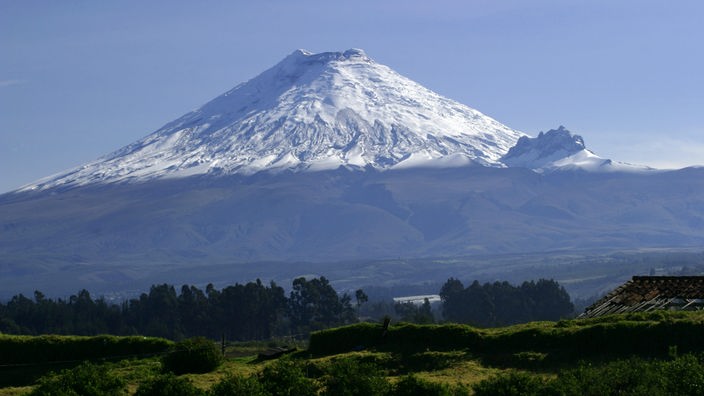Blick auf den verschneiten Vulkan Cotopaxi.