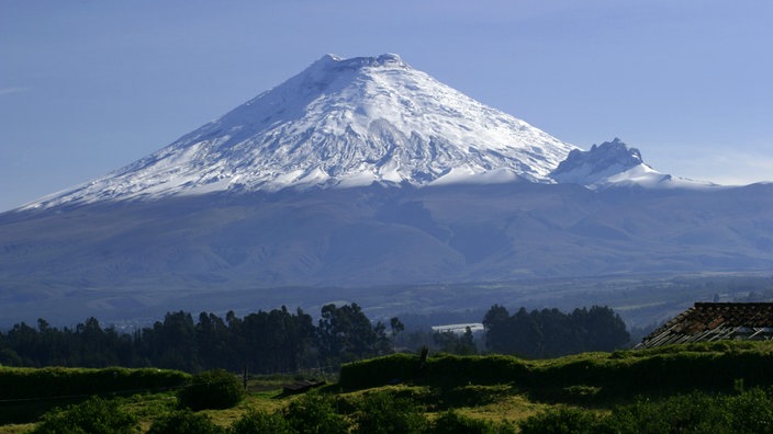 Blick auf den verschneiten Vulkan Cotopaxi. | Bildquelle: Picture-alliance/Lonely Planet Blick auf den verschneiten Vulkan Cotopaxi.