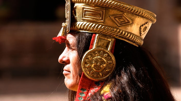 Ein Inka-Nachfahre mit prächtigem Goldschmuck auf dem Kopf.