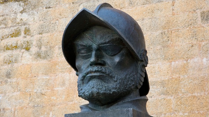 Büste von Francisco de Orellana. | Bildquelle: Mauritius Büste von Francisco de Orellana.