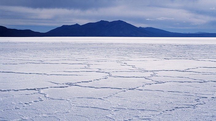 Blick über den Salzsee Salar de Uyuni auf Berge | Bildquelle: Mauritius Blick über den Salzsee Salar de Uyuni auf Berge
